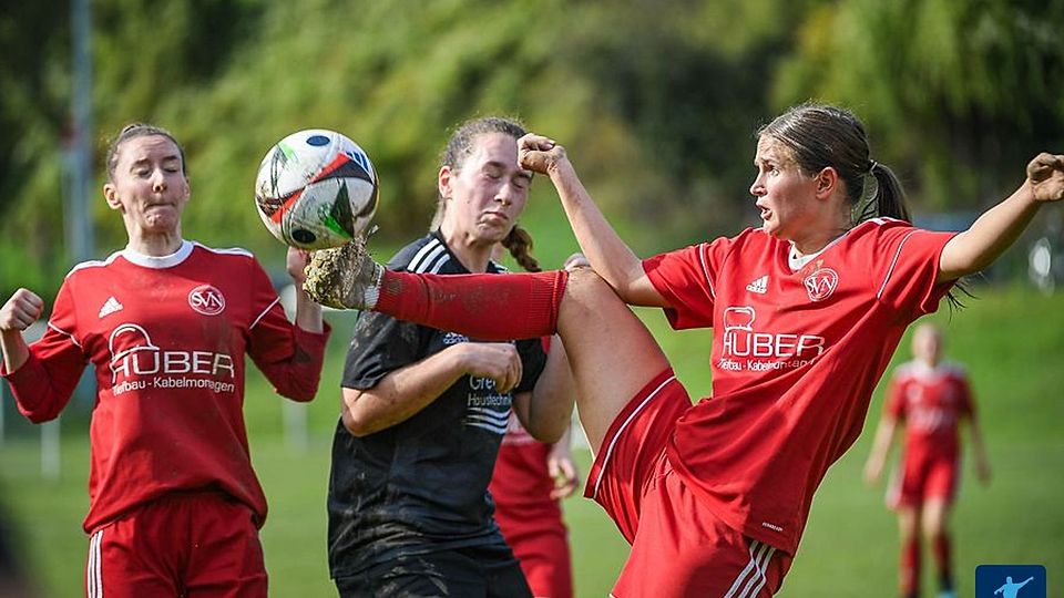 Der SC Niederhof/Binzgen (rot) trifft auf kommende Saison auf Wittlingen (schwarz). Der Sportclub zieht sich freiwillig in die Landesliga zurück; dorthin ist der FCW abgestiegen. | Foto: Gerd Gründl