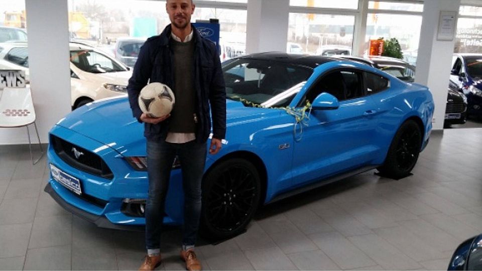 Auch, wenn Maximilian Buttenhauser jetzt Autos verkauft, wie diesen Ford Mustang, hat er immer gerne einen Ball am Fuß. Der ehemalige Jugendnationalspieler kickt mittlerweile bei der Turnerschaft Fürth in der A-Klasse. F: Eigler