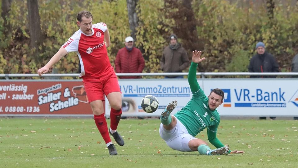 Nur in dieser Szene ausgehebelt: Dominik Bacher (rechts) und der FC Penzberg kamen in einem umkämpften Spiel beim SV Raisting (links, Hermann Sigl) zu einem knappen 2:1-Sieg.