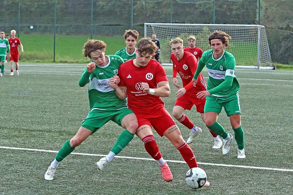 Warf sich in alle Zweikämpfe: Tadeus Henn (l.) kämpft gegen Edis Muhameti um den Ball. Gerade die defensive Stabilität der Murnauer beeindruckte gegen Rosenheim.