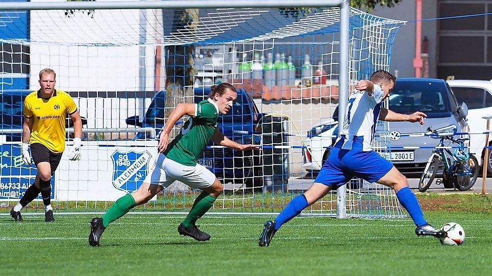 Alerheims Florian Veit (rechts) ging zwar leer aus, obwohl er mit Tempo ins Dribbling gegen Schretzheims Gabriel Scharf geht. Trotzdem hatte der Rieser am Ende Grund zur Freude, die SGA gewann mit 5:3.