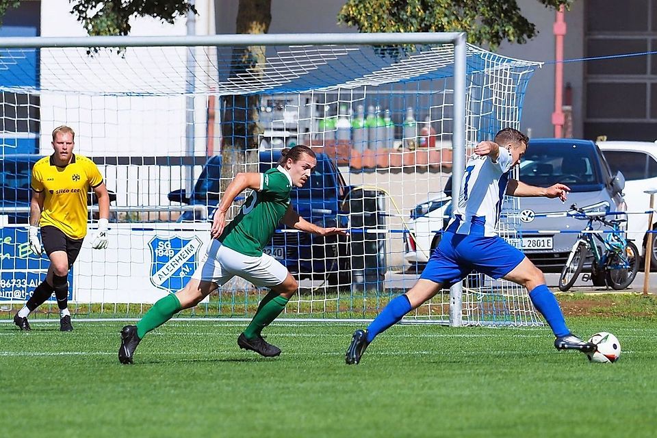 Alerheims Florian Veit (rechts) ging zwar leer aus, obwohl er mit Tempo ins Dribbling gegen Schretzheims Gabriel Scharf geht. Trotzdem hatte der Rieser am Ende Grund zur Freude, die SGA gewann mit 5:3.