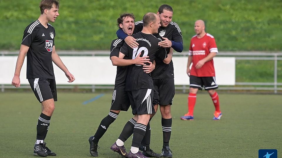 Kollektive Freude: Der TSV Lalo-Laubenheim (in den schwarzen Trikots) konnte zum Jahresabschluss auch gegen den TSV Hargesheim II jubeln.