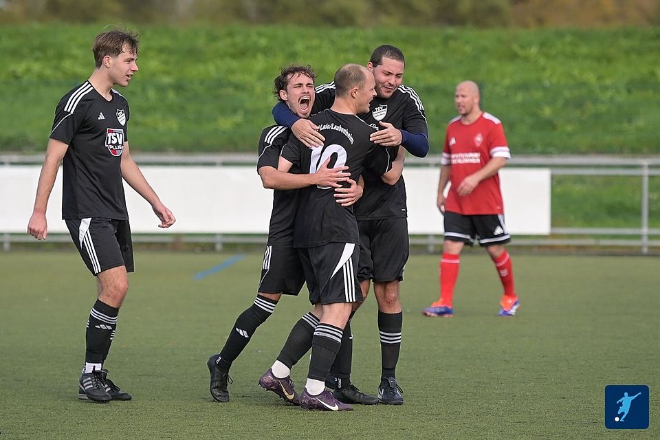 Kollektive Freude: Der TSV Lalo-Laubenheim (in den schwarzen Trikots) konnte zum Jahresabschluss auch gegen den TSV Hargesheim II jubeln.