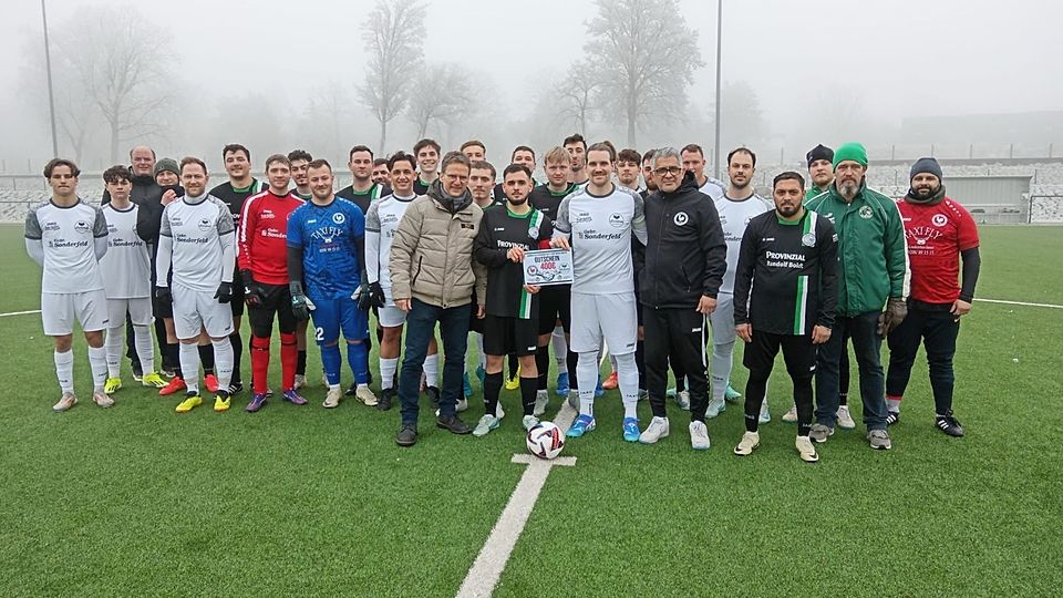 Ein Foto der beiden Mannschaften. 