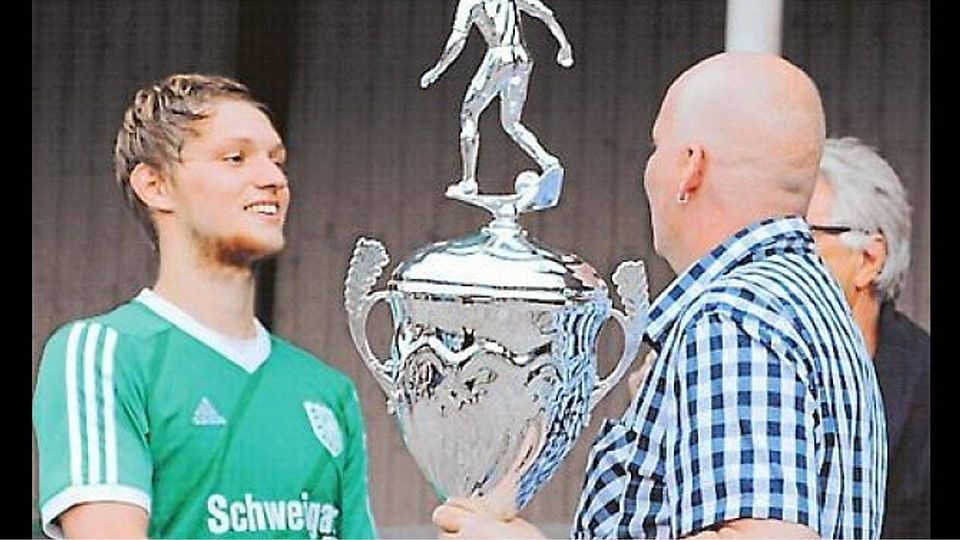 Um diesen FCS-Cup geht es, den im Vorjahr Andre Thoben von Hansa Friesoythe (3:2-Sieg gegen STV Barßel) in Empfang nahm. Klee