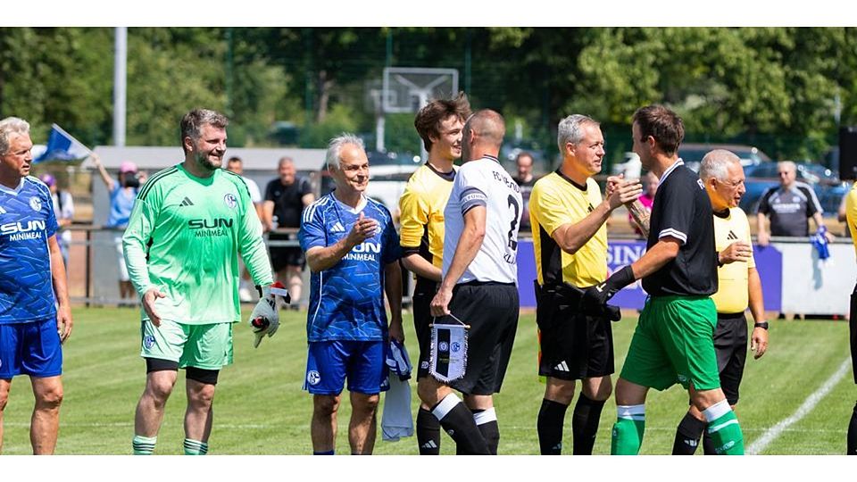 Die Mannschaften des FC Werdorf und des Traditionsteam des FC Schalke 04 vor dem Anpfiff. Mittendrin: Weltmeister Olaf Thon (3. v. l.). © Finn Rehberg