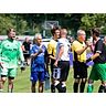 Die Mannschaften des FC Werdorf und des Traditionsteam des FC Schalke 04 vor dem Anpfiff. Mittendrin: Weltmeister Olaf Thon (3. v. l.). © Finn Rehberg