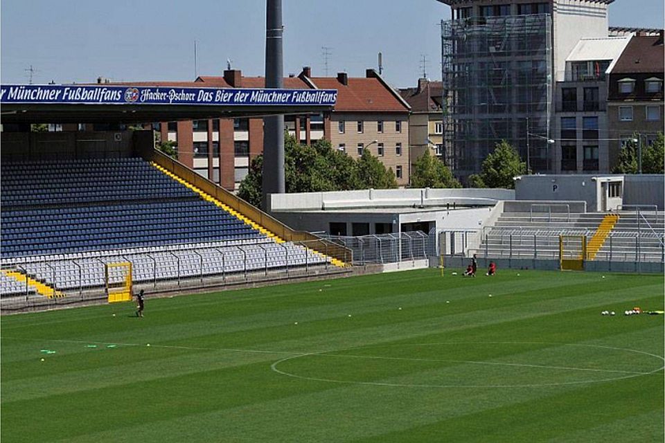 Die Ränge des Grünwalder Stadions bleiben vorerst leer.