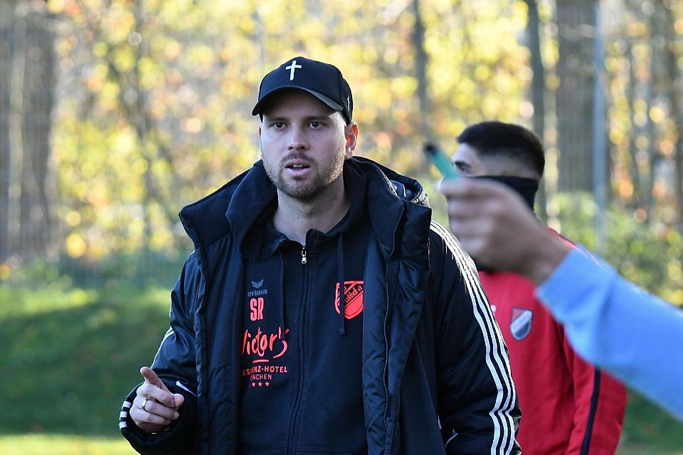 16.11.24 Ismaning Fußball / Grüne Heide Ismaning (gelbe Trikots) - sv Lohhof (schwarze Trikots) ---SVL Sebastian Reger Foto Gerald Förtsch