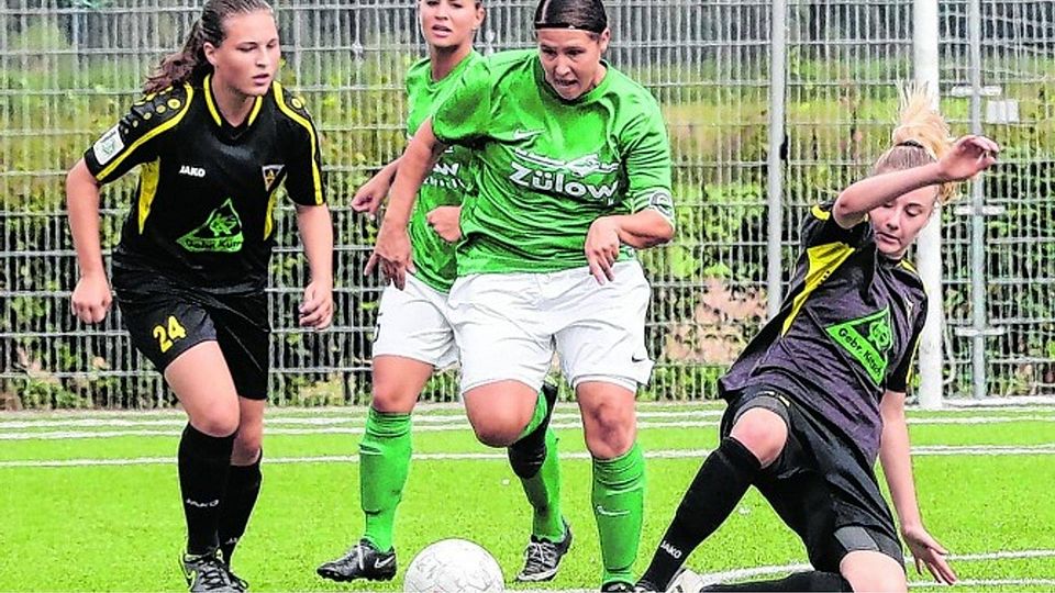 Durchgesetzt: Uevekovens Christel Behr lässt zwei Aachener Spielerinnen stehen. Die Sportfreunde-Fußballerinnen möchten heute im Mittelrheinpokal gegen Alemannia in die zweite Runde. Foto: Royal