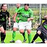 Durchgesetzt: Uevekovens Christel Behr lässt zwei Aachener Spielerinnen stehen. Die Sportfreunde-Fußballerinnen möchten heute im Mittelrheinpokal gegen Alemannia in die zweite Runde. Foto: Royal