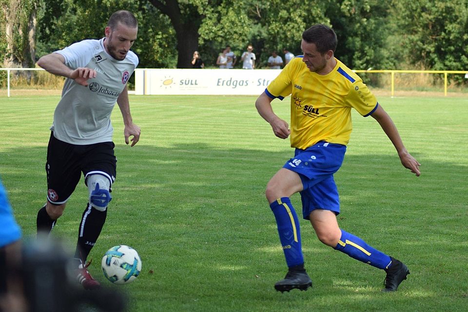Felix Lehmann vom SV Golßen versucht im Kreispokal-Finale gegen Rot-Weiß Luckau den Ball zu erobern.