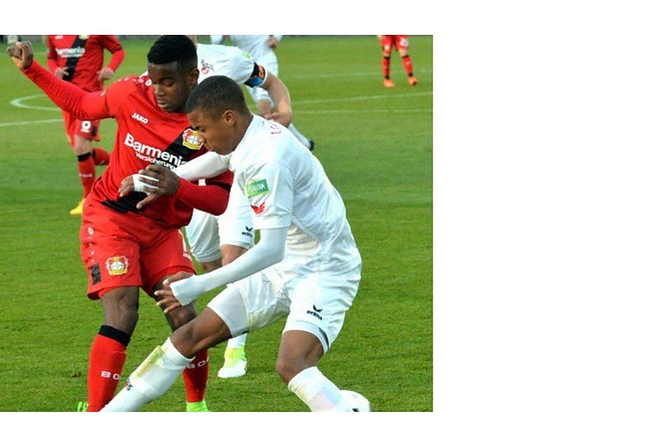 Kein Durchkommen: Ufumwen Osawa (links) von Bayer 04 im Zweikampf mit dem Kölner Ismail Jakobs. Foto: Uli Herhaus