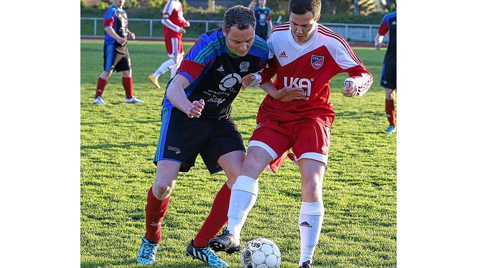 Henstedt-Ulzburgs Thomas Thamm (li.) versucht, Nahes Patrick Erkelenz vom Ball zu trennen. Foto: Göttsche