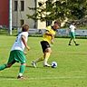 Der FC Emmering (in Gelb) gegen den SV Puchheim (in Weiß).