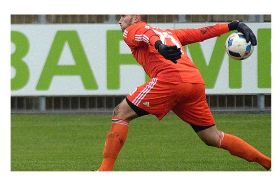 SpVgg SV-Goalie Dominik Forster verhinderte mit mehreren glänzenden Reaktionen eine noch höhere Niederlage seiner Mannschaft bei der U21 des 1. FC Nürnberg. F: Werner Franken