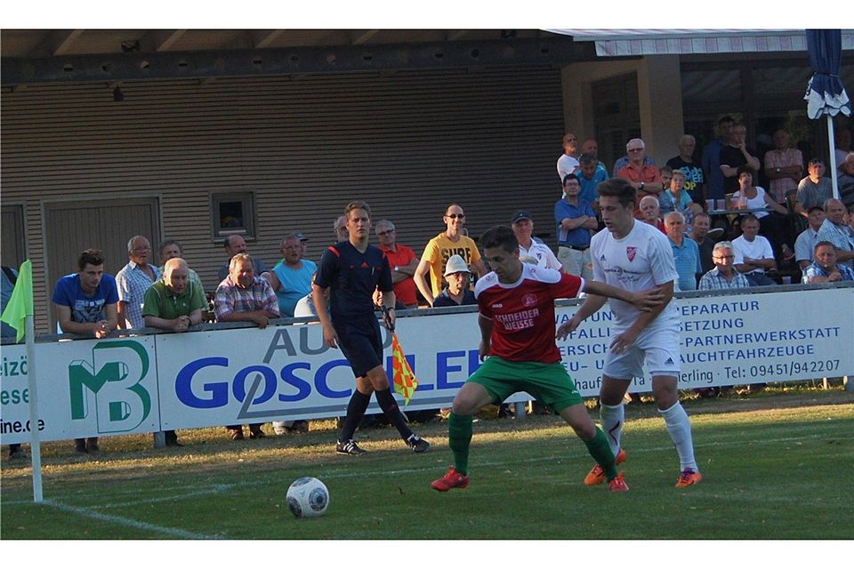 Mit 5:0 deklassierte Schierling (in weiß) den ATSV in der Hinrunde. Das musste auch Ex-Coach Karsten Wettberg (links im grünen Shirt) mitansehen.  Foto: Archiv