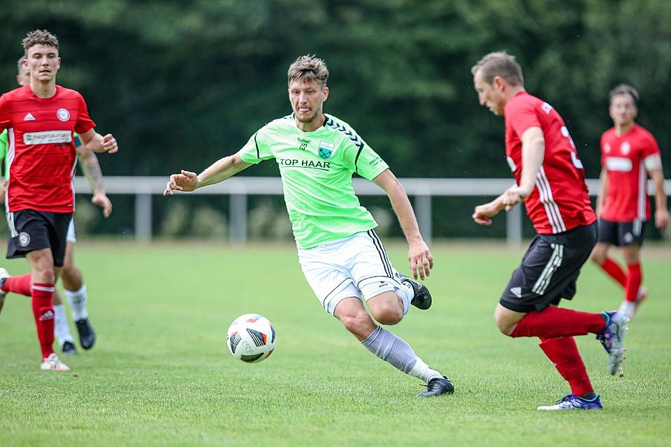 Denis Grgic, (Mi.) Fußballer beim Bezirksligisten FC Penzberg im Spiel gegen den SC Unterpfaffenhofe-Germering.