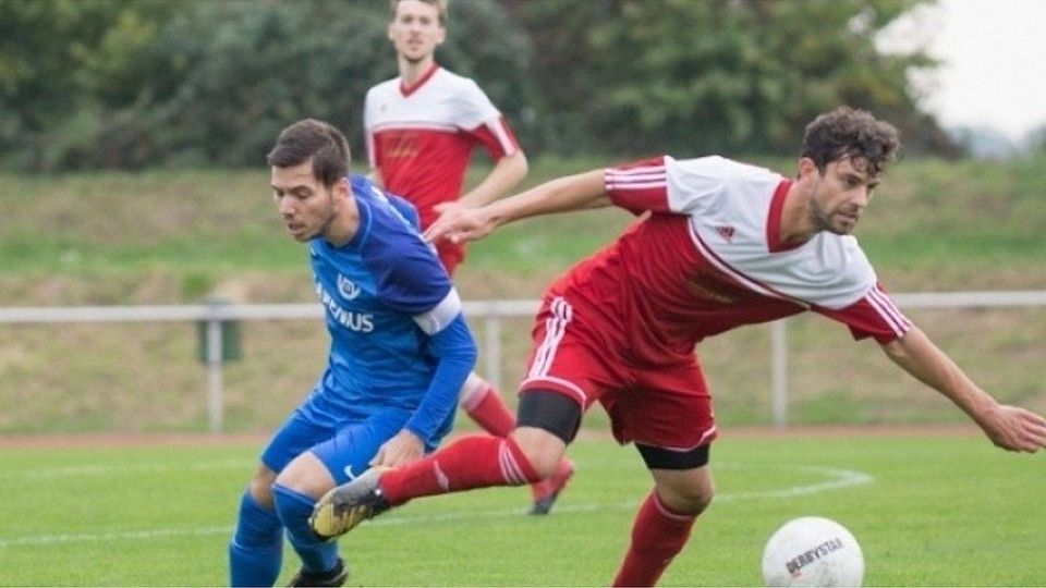 Hier hat Hofheims Marcel Mackemull (links) zwar gegen Riedrodes Lukas Becker das Nachsehen, vom Elfmeterpunkt behält der FVH-Kapitän aber wenig später die Nerven.	Foto: Thorsten Gutschalk