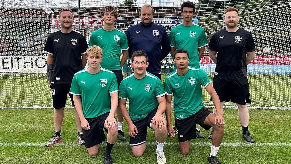 Das Trainerteam des 1. FC Rieden präsentiert seine Neuzugänge: Hintere Reihe von links Co-Trainer Martin Hillen, Johannes Wendl, Cheftrainer Bernd Scheibel, Jonathan Okanfor und Reserve-Spielercoach Dominik Meidinger; untere Reihe von links Noah Hirteis, Frias Beer und Philipp Kölbl.