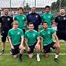 Das Trainerteam des 1. FC Rieden präsentiert seine Neuzugänge: Hintere Reihe von links Co-Trainer Martin Hillen, Johannes Wendl, Cheftrainer Bernd Scheibel, Jonathan Okanfor und Reserve-Spielercoach Dominik Meidinger; untere Reihe von links Noah Hirteis, Frias Beer und Philipp Kölbl.