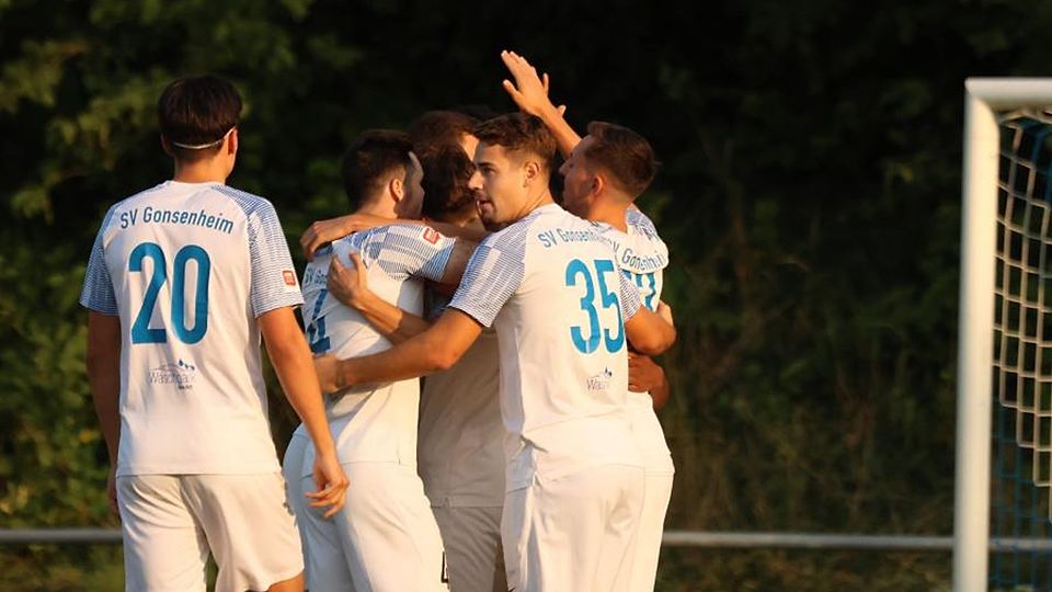 Freude beim Favoriten: Der SV Gonsenheim feiert einen selten gefährdeten 3:0-Sieg bei „Underdog“ TSV Mommenheim.	Foto: Pia Pfeifer