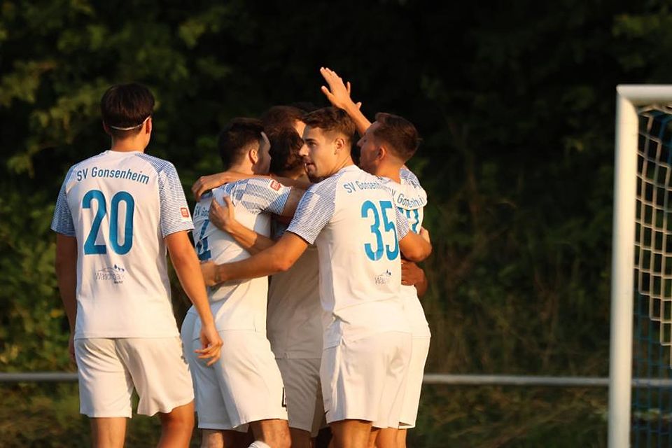 Freude beim Favoriten: Der SV Gonsenheim feiert einen selten gefährdeten 3:0-Sieg bei „Underdog“ TSV Mommenheim.	Foto: Pia Pfeifer
