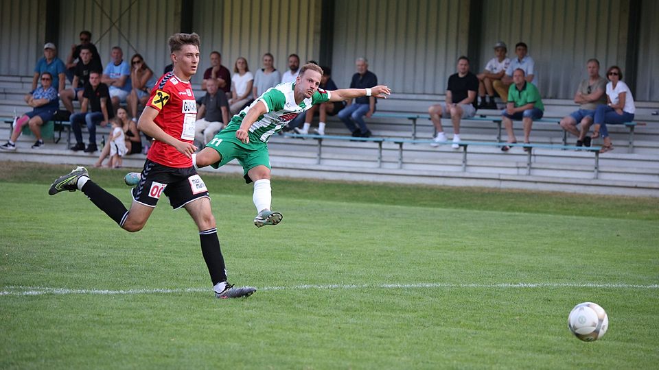 Fabian Schnabel versenkt zum zwischenzeitlichen 1:2-Anschlusstreffer ins lange Eck. 