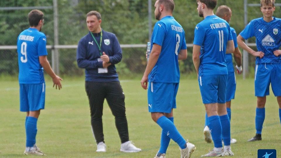 Mario Weimer (zweiter von links) macht als Trainer beim FC Waldems weiter.