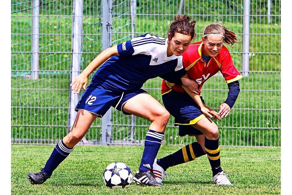 Lilith Knauf (rechts, hier gegen Elisa Koschera) erzielte eines der drei Tore für die SGM TSV Heumaden/SV Sillenbuch. Foto: Yavuz Dural
