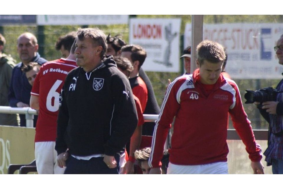 Rothemühles Trainer Peter Neumann (links) zeigte sich mit dem ersten Auftritt seines Teams zufrieden. Foto: sta