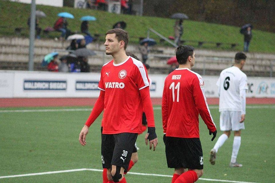 Armin Pjetrovic (links) bleibt dem 1. FC Kaan-Marienborn treu. Er hat seinen im Sommer auslaufenden Kontrakt beim Oberligisten um ein weiteres Jahr verlängert.