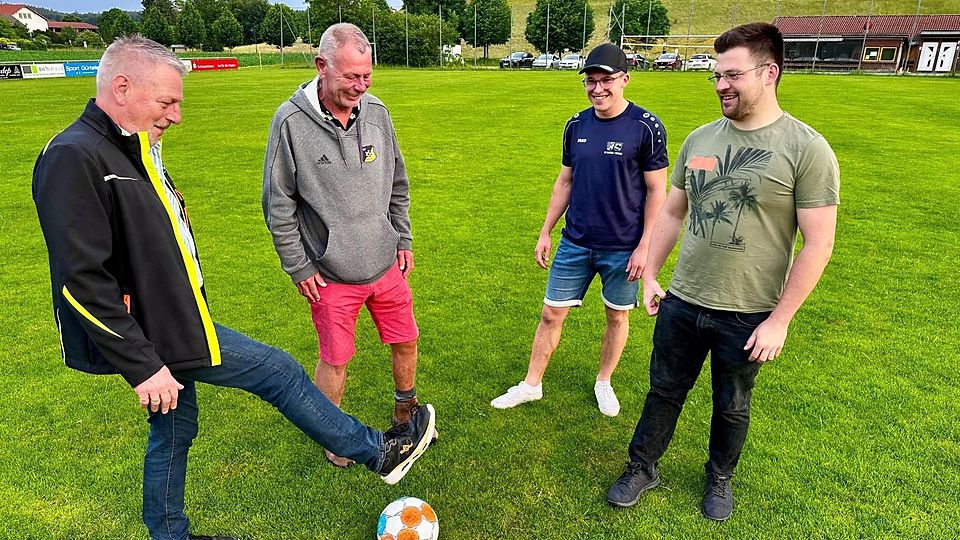Den Anstoß zur Herren-Spielgemeinschaft führen (von links) Moosachs Fußballabteilungsleiter Jürgen Werner und der TSV-Vorsitzende Liborius Hagenhoff symbolisch mit ihren neuen Brucker Partnern Valentin Kammerloher (2. Vorstand) sowie SVB-Vorstand Sebastian Berger aus.