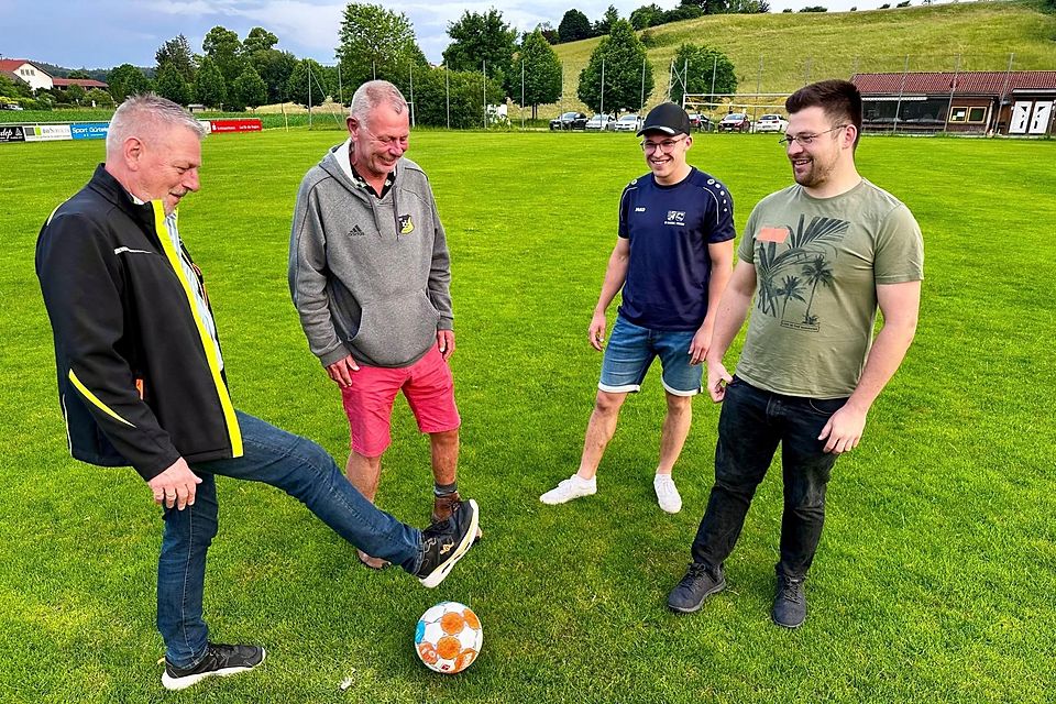 Den Anstoß zur Herren-Spielgemeinschaft führen (von links) Moosachs Fußballabteilungsleiter Jürgen Werner und der TSV-Vorsitzende Liborius Hagenhoff symbolisch mit ihren neuen Brucker Partnern Valentin Kammerloher (2. Vorstand) sowie SVB-Vorstand Sebastian Berger aus.