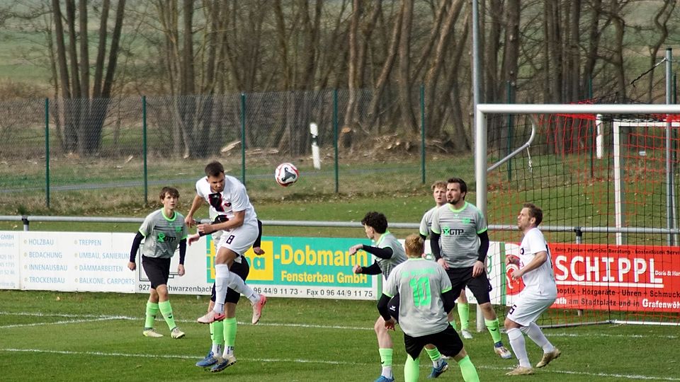 Nach dem 3:1 der SpVgg Trabitz (in Weiß) gegen den SV Neusorg (in Grau-Schwarz) stellt sich die Frage, wann sich der Aufsteiger vorzeitig zum Meister küren wird.