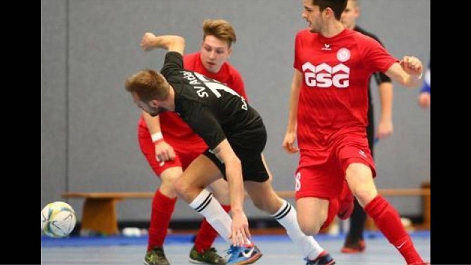 Scheiterten im Halbfinale: Die Fußballer des VfL Wildeshausen (rot) verloren gegen Atlas 1:2. Volkhard Patten