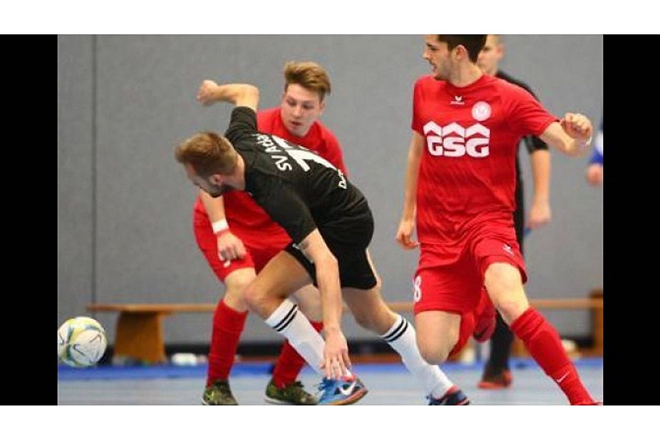 Scheiterten im Halbfinale: Die Fußballer des VfL Wildeshausen (rot) verloren gegen Atlas 1:2. Volkhard Patten