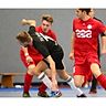 Scheiterten im Halbfinale: Die Fußballer des VfL Wildeshausen (rot) verloren gegen Atlas 1:2. Volkhard Patten