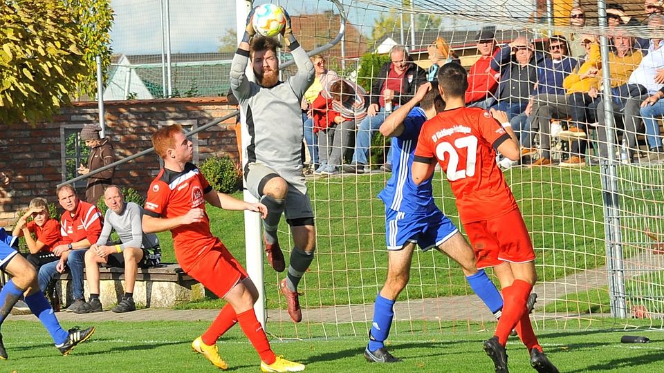 Sicher fängt Kicklingens Torwart Pascal Linder den Ball vor Holzheims Julian Rupp (blaues Trikot) und bereinigt die Gefahr vor seinem Kasten.	