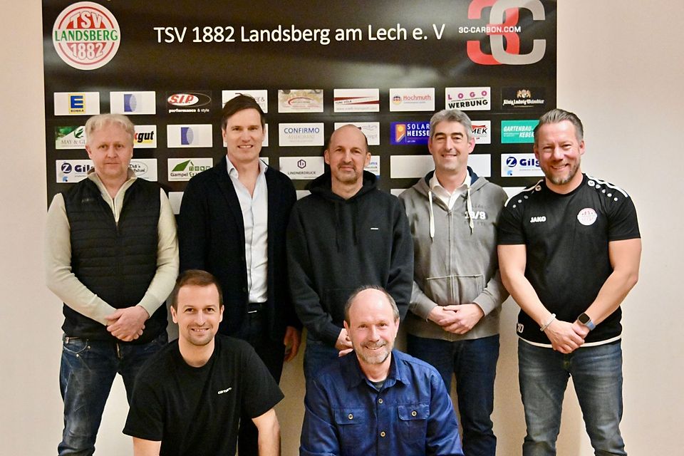 Das neue TSV Führungteam. Stehend v.l.: Werner Seemüller, Michael Höweler, Stefan Drischberger, Jürgen Nitsche, Marcus Dech. Knieend: Muriz Salemovic und Robert Michel