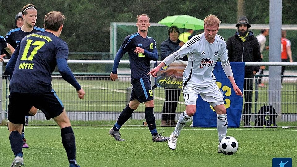 Dennis Schreuers (am Ball) wechselt in die Bezirksliga. 
