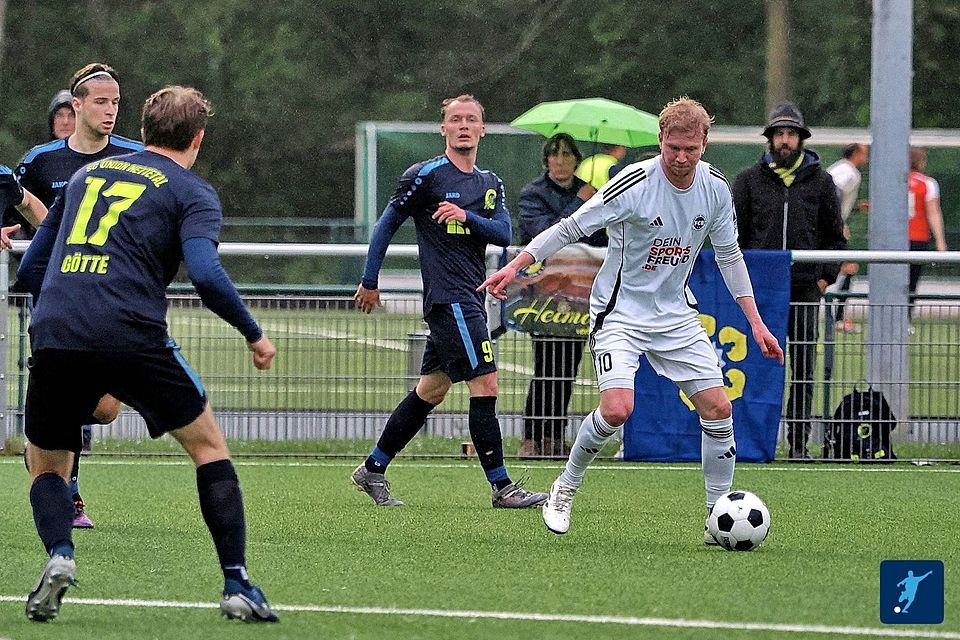 Dennis Schreuers (am Ball) wechselt in die Bezirksliga. Dennis Schreuers (am Ball) wechselt in die Bezirksliga.