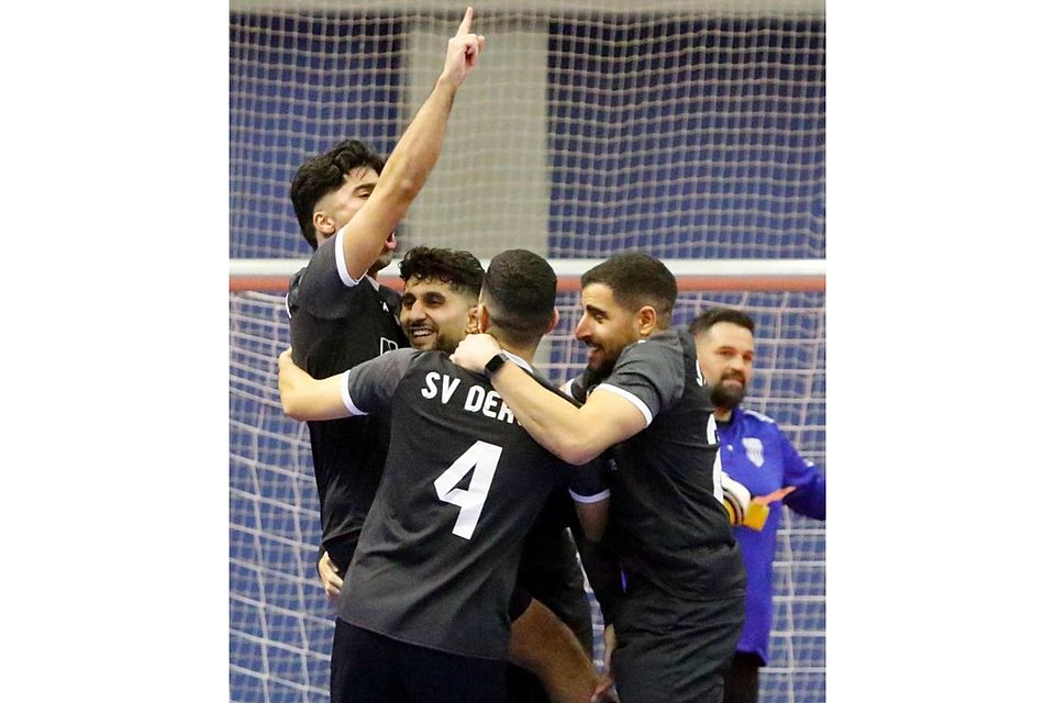 Riesenjubel bei Dersim Rüsselsheim über den Sieg bei der Rüsselsheimer Stadtmeisterschaft. Foto: Andre Dziemballa Riesenjubel bei Dersim Rüsselsheim über den Sieg bei der Rüsselsheimer Stadtmeisterschaft. Foto: Andre Dziemballa