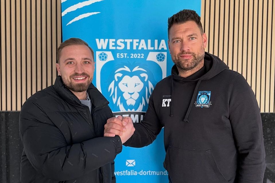 Tobias Kleine Rumberg (l.) mit Kevin Temme, 2. Vorsitzender von Westfalia Dortmund. Tobias Kleine Rumberg (l.) mit Kevin Temme, 2. Vorsitzender von Westfalia Dortmund.