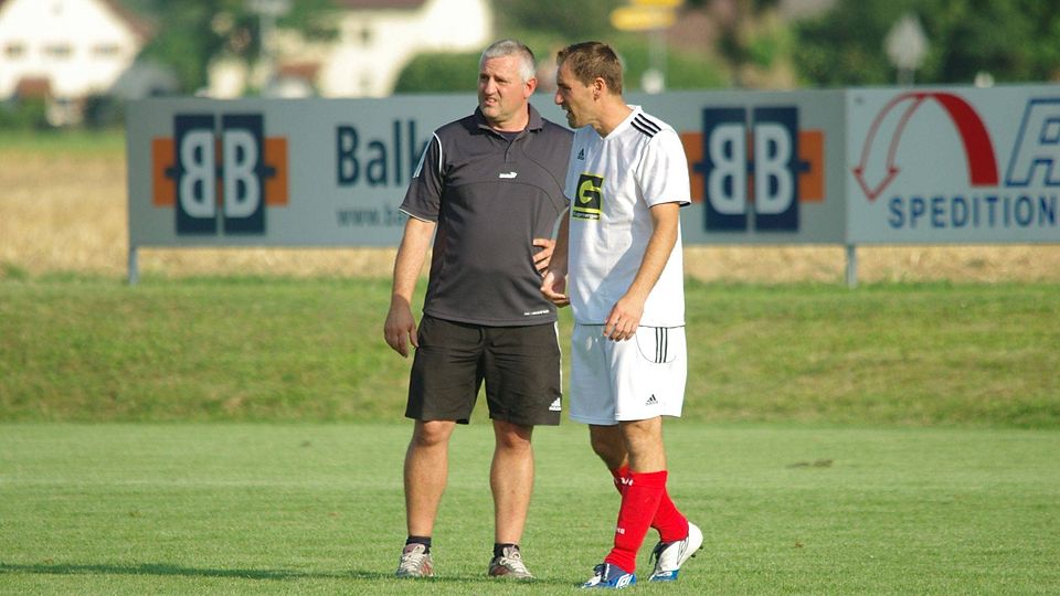 Mario Minin (l.) spricht viel mit den Spielern, feilt an der Taktik. Mit der jungen Mannschaft des FC Rosenhof wird ihm nicht bange. Foto: lst
