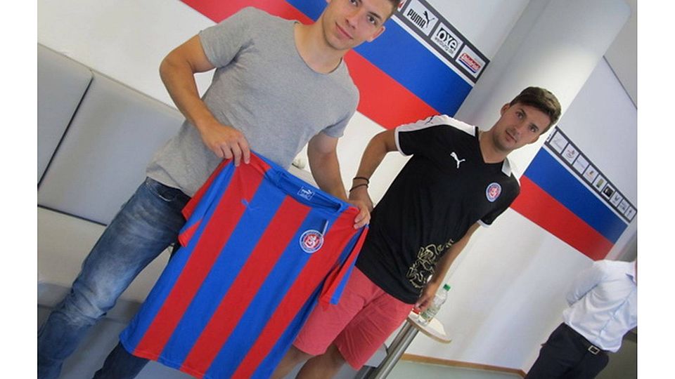 Patrick Nemec (li.) und Marvin Ellmann mit den beiden Varianten. Foto: Koldehoff