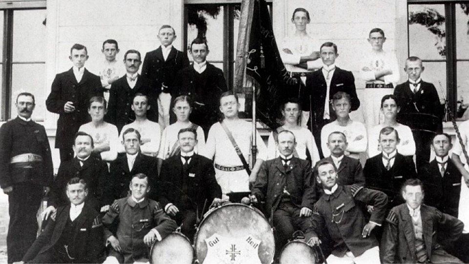 Foto des MTV Altglietzen im Jahr 1912, damals feierten 30 Herren, gruppert umdie Vereinsfahne, das 15-jährige Bestehen des Vereins.  ©MTV Altglietzen