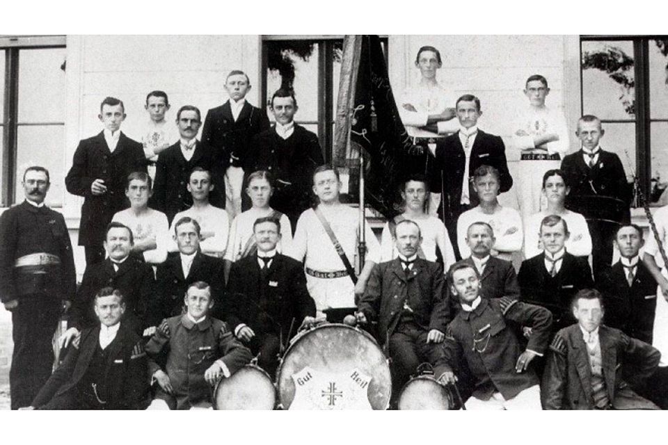 Foto des MTV Altglietzen im Jahr 1912, damals feierten 30 Herren, gruppert umdie Vereinsfahne, das 15-jährige Bestehen des Vereins.  ©MTV Altglietzen