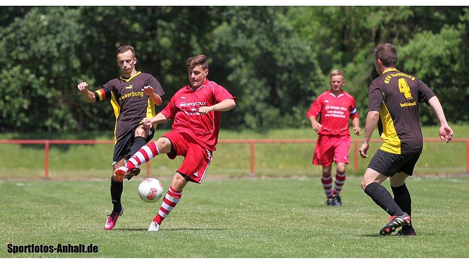 Deetz/Lindau, hier Kapitän Nitschke im Zweikampf, ist auswärts noch ohne einen Punktgewinn. Foto: Rosemeier